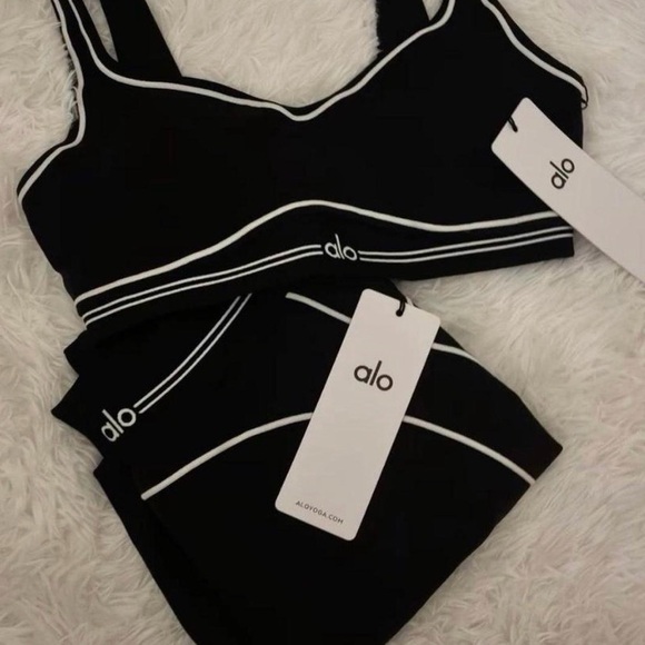 Alo Yoga Black and White Sports Bra and Leggings Set - Picture 1 of 4